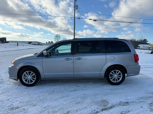 Used 2019 Dodge Grand Caravan SXT image 8