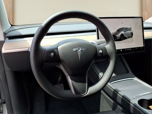 Used 2024 Tesla Model Y Long Range AWD/4WD image 3
