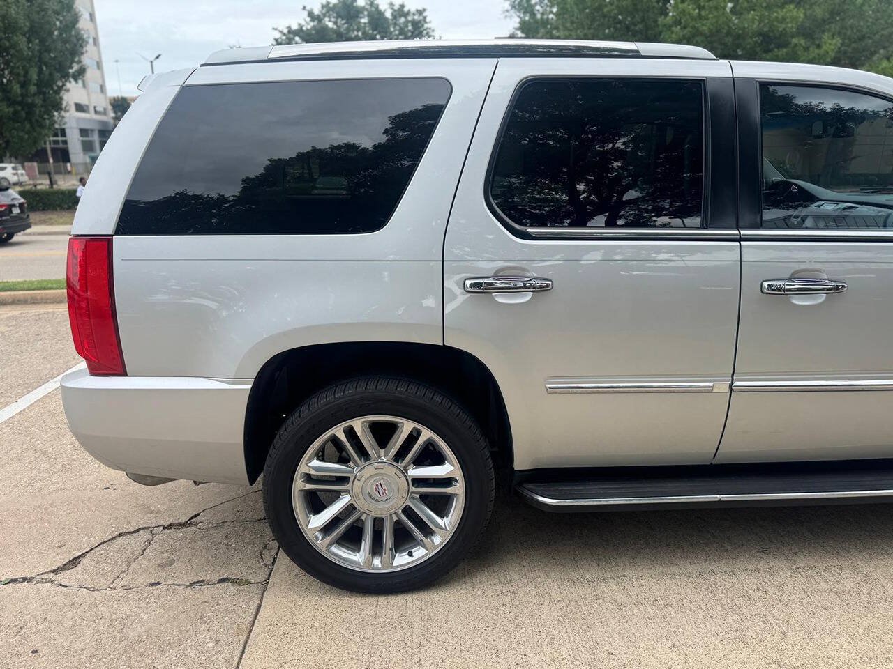 Used 2013 Cadillac Escalade Luxury RWD image 9