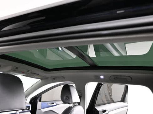 Used 2023 Volkswagen Taos SE w/ Panoramic Sunroof Package FWD image 5