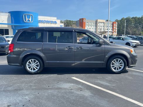 Used 2019 Dodge Grand Caravan SXT image 2