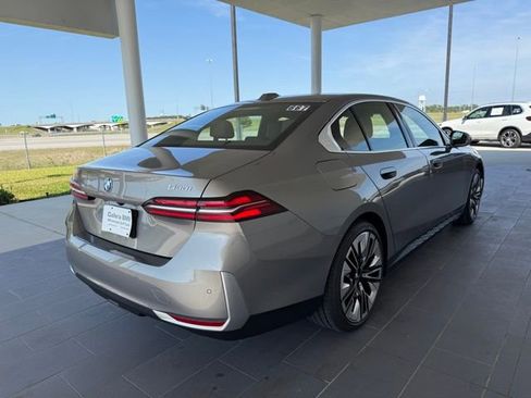 Used 2025 BMW 530i w/ Premium Package image 10