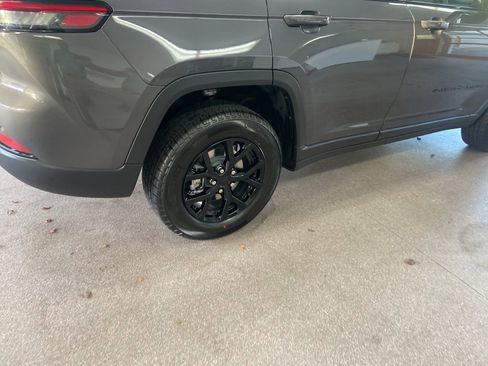 New 2025 Jeep Grand Cherokee Altitude image 14