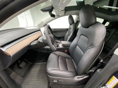 Used 2022 Tesla Model Y Long Range image 17