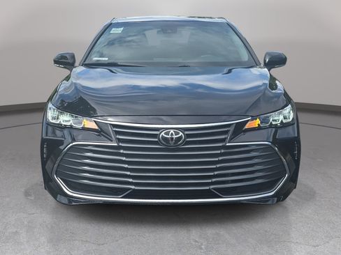 Used 2022 Toyota Avalon XLE w/ Moonroof Package FWD image 2