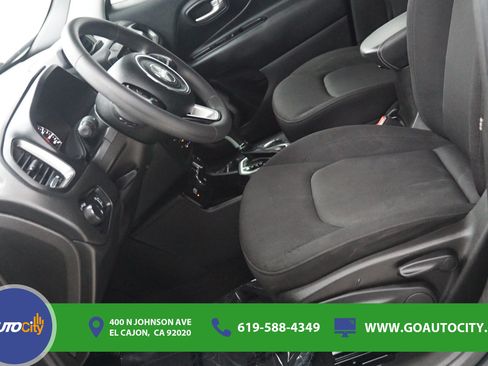 Used 2023 Jeep Renegade Latitude AWD/4WD image 9