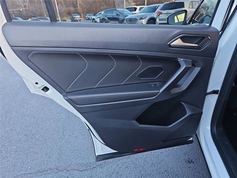 Used 2022 Volkswagen Tiguan SE w/ Panoramic Sunroof Package image 24