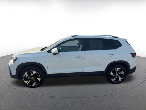 Used 2025 Volkswagen Taos SE AWD/4WD image 9