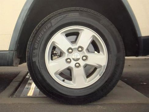 Used 2012 Jeep Grand Cherokee Laredo w/ Laredo E Group image 12