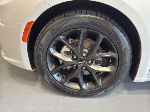 Used 2025 Chrysler Pacifica Limited FWD image 9