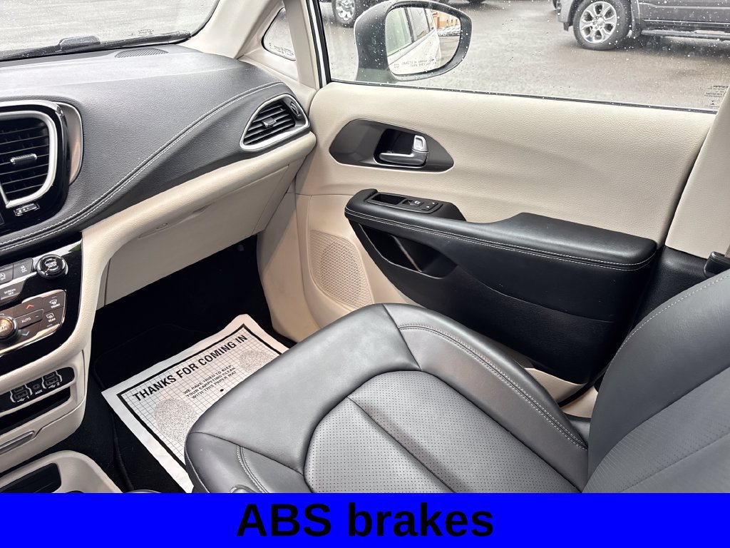 Used 2023 Chrysler Pacifica Touring-L FWD image 12
