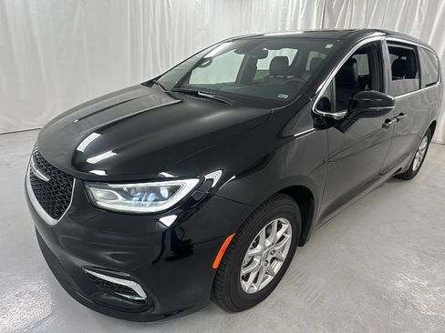 Used 2025 Chrysler Pacifica Select image 7