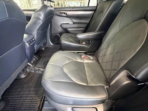 Used 2023 Toyota Highlander Platinum FWD image 34