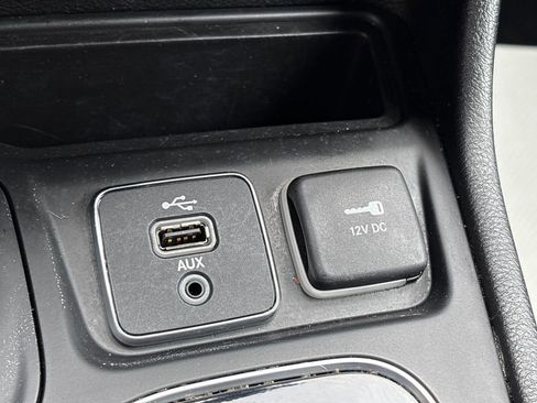 Used 2019 Jeep Cherokee Limited w/ Technology Group image 18