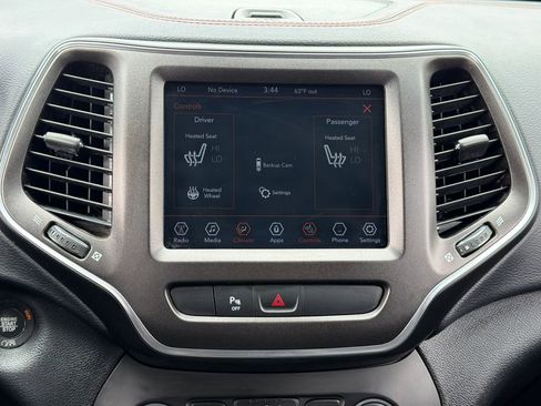Used 2020 Jeep Cherokee Trailhawk w/ Cold Weather Group AWD/4WD image 18
