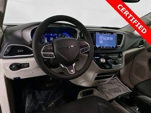 Used 2024 Chrysler Pacifica Touring-L image 11