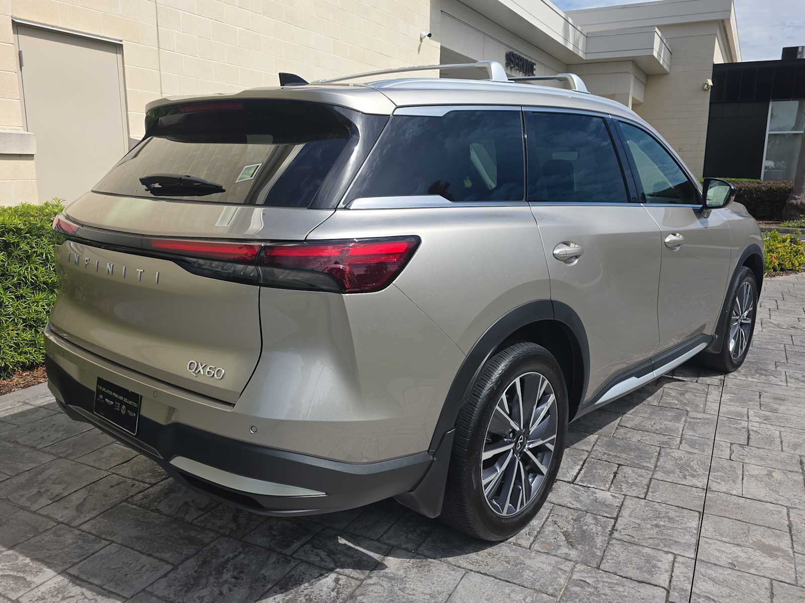 Used 2026 INFINITI QX60 Luxe w/ Cargo Package FWD image 3