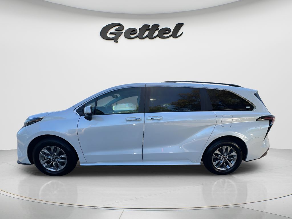 Certified 2025 Toyota Sienna XLE FWD image 8