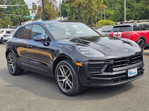 Used 2025 Porsche Macan AWD/4WD image 3