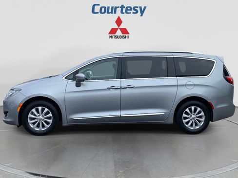 Used 2019 Chrysler Pacifica Touring-L FWD image 2