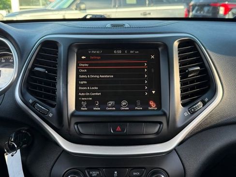 Used 2014 Jeep Cherokee Latitude w/ Cold Weather Group FWD image 21
