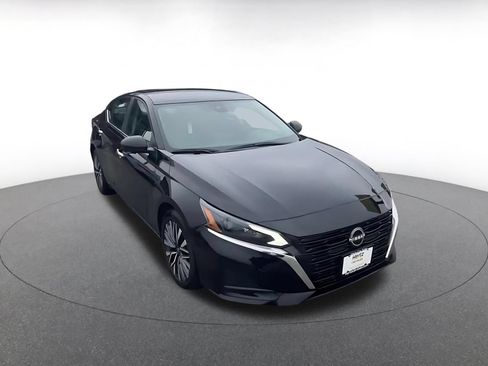 Used 2025 Nissan Altima 2.5 SV FWD image 3