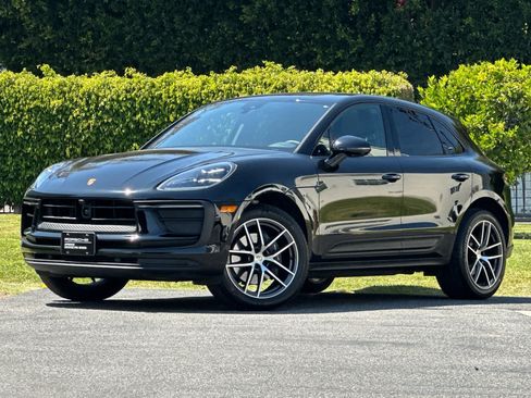 Certified 2025 Porsche Macan AWD/4WD image 1
