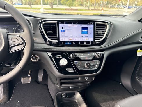 New 2026 Chrysler Pacifica Select w/ S Appearance Package image 24