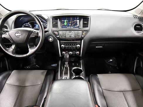 Used 2020 Nissan Pathfinder SL image 3