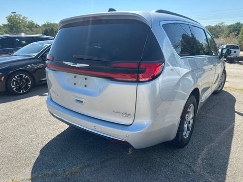 Used 2023 Chrysler Pacifica Limited AWD/4WD image 3