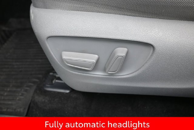 Used 2023 Toyota Highlander LE AWD/4WD image 12