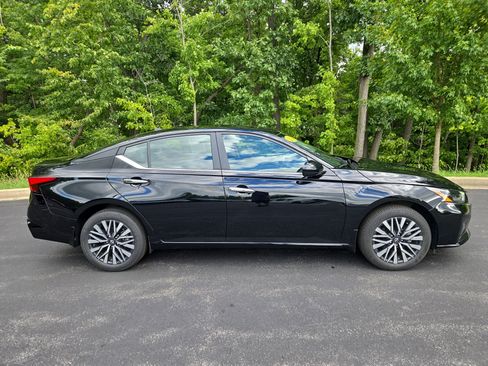 Used 2024 Nissan Altima 2.5 SV w/ SV Premium Package image 2