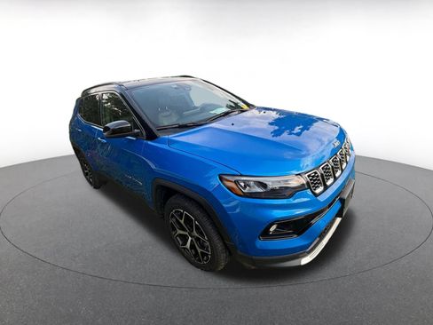Used 2025 Jeep Compass Limited AWD/4WD image 2
