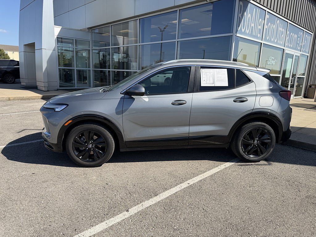 Used 2024 Buick Encore GX Sport Touring FWD image 2