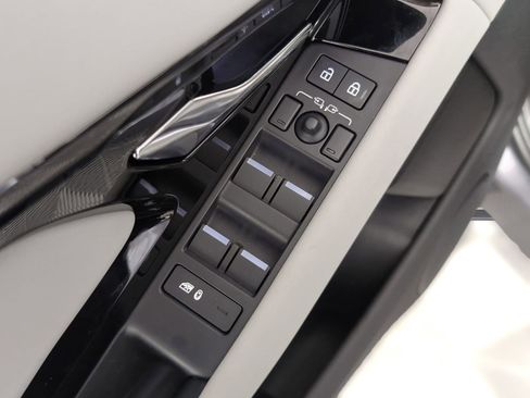 Used 2025 Land Rover Range Rover Evoque S image 11