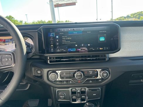 New 2025 Jeep Gladiator Sport image 41