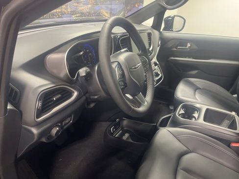 New 2025 Chrysler Voyager LX image 9