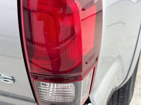 Used 2018 Toyota Tacoma SR5 AWD/4WD image 30