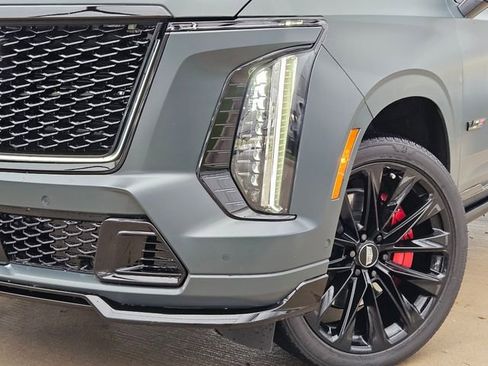 Used 2025 Cadillac Escalade V w/ LPO, ONYX Package image 7