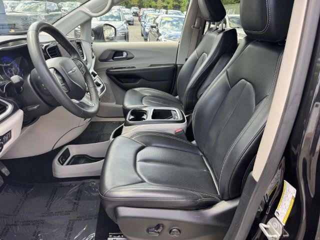 Used 2023 Chrysler Pacifica Touring-L FWD image 16
