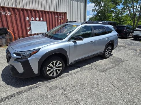 Used 2023 Subaru Outback Premium AWD/4WD image 2