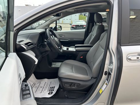 Certified 2025 Toyota Sienna XLE FWD image 14