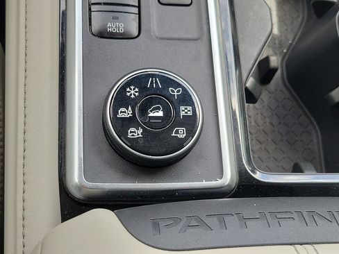 Used 2023 Nissan Pathfinder SL AWD/4WD image 28