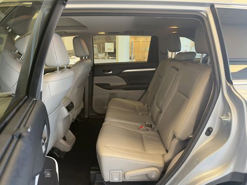 Used 2017 Toyota Highlander SE image 35