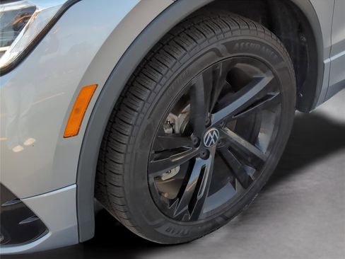 Used 2023 Volkswagen Tiguan SE R-Line image 11