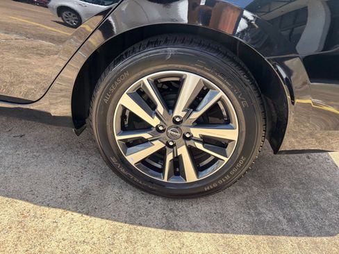 Used 2025 Nissan Versa SV FWD image 28