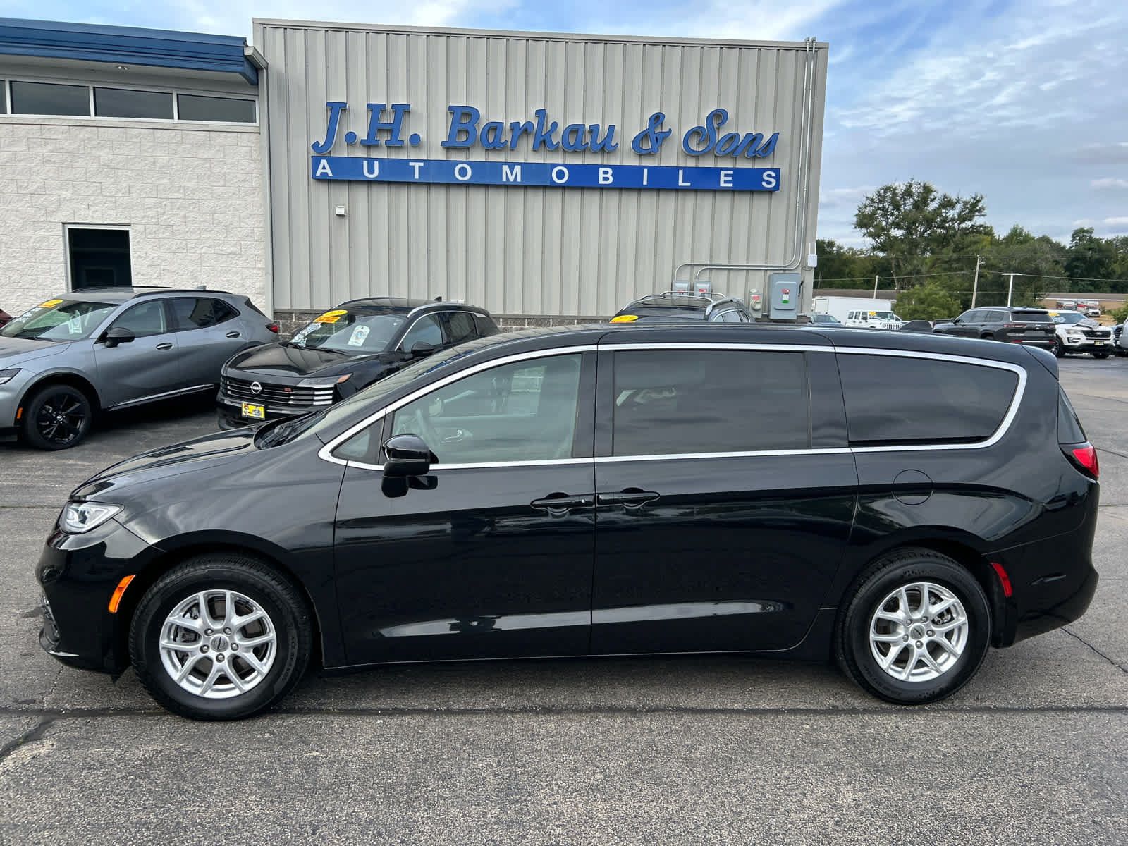 Used 2023 Chrysler Pacifica Touring FWD image 4