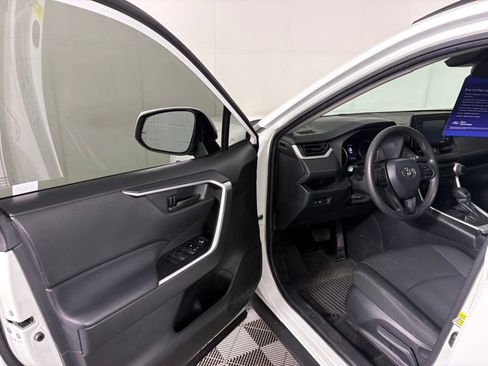 Used 2021 Toyota RAV4 LE image 12