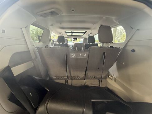 Used 2021 Chrysler Pacifica Touring w/ Cold Weather Group FWD image 14
