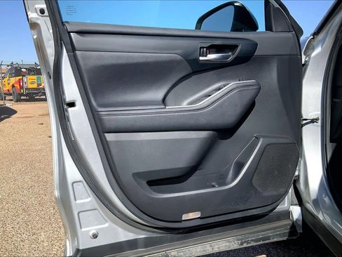 Used 2023 Toyota Highlander XLE image 22